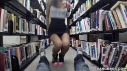 Videos ponozao de garota de óculos mamando na biblioteca